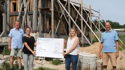 Bild: lst
Harald Gollwitzer (rechts) und Eva Hunger (Zweite von rechts) von der Flosser Spezialtiefbaufirma Gollwitzer GmbH überreichten am Montagnachmittag an den Geschichtspark Bärnau und dessen Trägerverein „Via Carolina – Goldene Straße“ mit Ilona Hunsperger (Zweite von links) und Alfred Wolf (links) einen Spendenscheck über 2500 Euro.