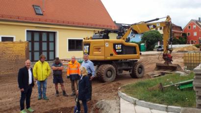 Bild: e
Erster Spatenstich für den Umbau des Bischof-Rosner-Platzes in Schnaittenbach (von links): Bürgermeister Marcus Eichenmüller, Roland Kiesecker und Werner Wallner von den beteiligten Firmen, Bauamtsleiter Markus Stiegler, Manfred Schlosser und Elisabeth Kraus.