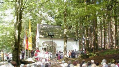 Archivbild: gz
Ein Waldkapellenfest mit über 100 Teilnehmern dürfte der Vergangenheit angehören. Bei dieser Feier ist der eiserne Turm mit der Glocke noch an Ort und Stelle.
