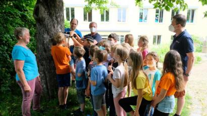 Bild: do
Mit Marienkäfer-Hotels aktiv gegen Insektensterben - dieser Aufgabe nahm sich die Klasse 3a der Grundschule am Rauhen Kulm mit Förderlehrerin Maria Neumann (li) an. Beim Bau der Häuschen und dem Befestigen an den Baumstämmen fanden Schulkinder und Pädagogin Unterstützung durch Gemeindearbeiter Florian Lehner und eine Elterngruppe