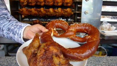 Archivbild: ads
Ein Brathähnchen wie auf diesem Symbolbild bestellte ein 33-Jähriger bei einem Stand in Schwandorf. Weil er kein Besteck dazu bekam, warf der Mann einen Becher Buttermilch in den Stand.