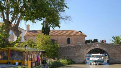 Bild: Christian Röwekamp/dpa
In Frankreich sind Hausboot-Fahrten auf dem Canal du Midi beliebt.