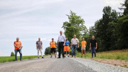 Bild: njn
Nach der Abnahme des neuen Radweges an der B 22 zwischen Schadenreuth und dem Straßenschacht ist dieser nun offiziell freigegeben: (vorne von links) Bauleiter von der Firma Rädlinger, Baudirektor Gerhard Kederer vom Staatlichen Bauamt Amberg-Sulzbach, Bürgermeister Johannes Reger, Thomas Ermer von der Straßenmeisterei Eschenbach und Technischer Angestellter Markus Meyer. Im Hintergrund die Mitarbeiter der Firma Rädlinger.