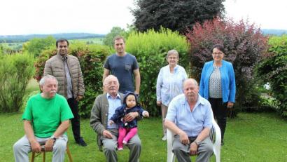 Bild: soj
Hans Petter (vorne Mitte, mit Urenkelin Elena) freute sich über die Glückwünsche seiner Söhne Bernd und Hans junior (vorne von links) sowie von Pfarrer Pater Anish George, Bürgermeister Wolfgang Söllner, Christa Schiener (Seniorenwerk) und Marita Kuchenreuther (KAB, hinten von links).