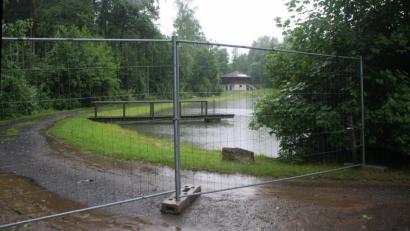 Bild: wro
Vorerst bleibt die Zufahrt zur Gaststätte beim Waldbadeweiher versperrt. Grund dafür seien - so Bürgermeister Wolfgang Braun - wilde Partys, die dort sonst vor allem in den Abend- und Nachtstunden gefeiert würden.
