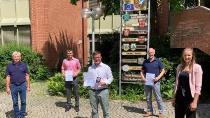 Bild: Stadt Weiden/Pressestelle/exb
Die Sieger-Teams der Aktion Stadtradeln 2021 nehmen die Preise entgegen.