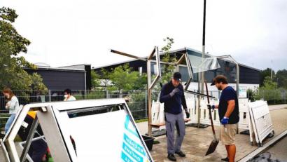 Bild: td
An der Dachelhofer Straße zerstörte der Fahrfehler eines Lastwagens ein gläsernes Buswartehäuschen im Wert von 15000 Euro.