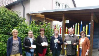 Bild: rn
Jeweils 200 Euro übergab (von rechts) Monika Stopfer an Josef Rupprecht (HPZ Irchenrieth), Elvira Brand (Kindergarten), Angelika Trummer (Eltern-Kind-Gruppe und Offene Ganztagsschule) und Edith Kulzer (Waldkindergarten). Mit im Bild Loni Schäffler, stellvertretende KDFB-Vorsitzende.