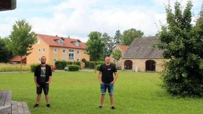 Bild: stg
Für Sitzplatzkonzerte ist das Eisweiher-Areal hervorragend geeignet, sagen die Organisatoren Timo Traßl (links) und Christopher Szeri.