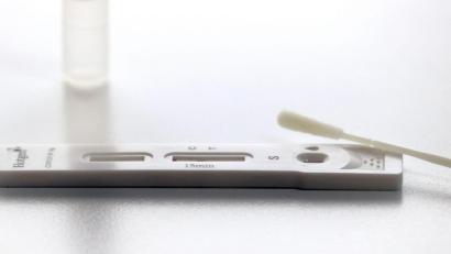 Bild: Karl-Josef Hildenbrand/dpa
Die Testkassette eines Corona-Schnelltests (Antigentest) liegt auf einem Tisch.