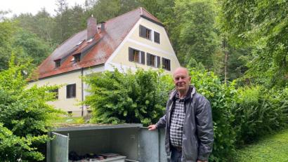 Bild: Völkl
Arno Diener, zweiter Vorsitzender des Fördervereins, erläutert das System der biologischen Kläranlage des Landjugendheimes Grimmerthal.