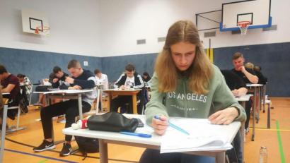 Bild: Günter Simmerl/exb
118 Abschlussschüler der Städt. Wirtschaftsschule brüten derzeit in der Schulturnhalle und im Gymnastikraum über den schriftlichen Abschlussprüfungen.