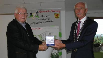 Bild: öt
Aus der Hand von Bürgermeister Peter König (rechts) durfte der langjährige Gemeinderat und dritte Bürgermeister Richard Stock die „Medaille für besondere Verdienste um die kommunale Selbstverwaltung in Bronze“ in Empfang nehmen.