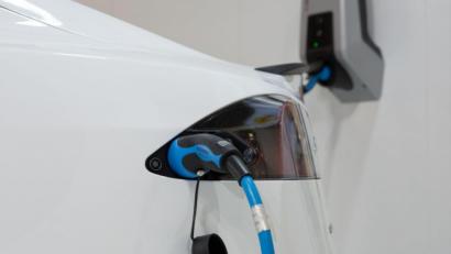 Bild: Florian Schuh / dpa
Elektroautos lassen sich daheim am besten über eine Wallbox laden. Wenn man eine solche derzeit überhaupt bekommt.