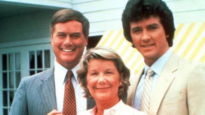 Archivbild: dpa
Miss Ellie (Barabara Bel Geddes) mit ihren Söhnen J. R. Ewing (Larry Hagman, links) und Bobby Ewing (Patrick Duffy, rechts) in der US-Fernsehserie "Dallas".