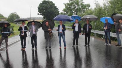 Bild: Mardanow
Freie Fahrt den Plattenberg hinauf: Gemeinsam mit Stadträten, Vertretern beteiligter Firmen und Behörden gaben Bürgermeister Martin Birner (Zweiter von links) und Wolfgang Wetter (Vierter von links, Ingenieurbüro Weiß) die sanierte Straße frei.
