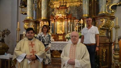 Bild: fdl
Nachprimiz feiert Neupriester Ramon Rodriguez (vorn links) in der Pfarrkirche St. Michael in Ehenfeld. Darüber freuen sich Ruhestandspriester Konrad Kummer (vorn rechts) sowie Pfarrgemeinderats-Sprecherin Anita Falk und Bürgermeister Hermann Falk (hinten von links).