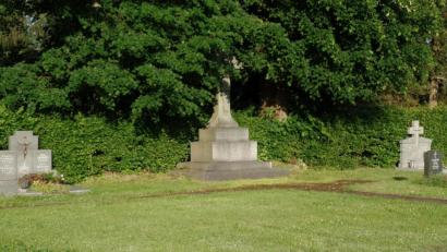 Bild: br
Auf dieser Grünfläche des gemeindlichen Friedhofs in Neusorg soll auf einstimmigen Beschluss des Gemeinderats ein weiteres Urnengrabfeld angelegt.