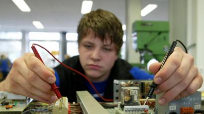 Bild: Roland Weihrauch/dpa
Technische Berufe, Dienstleistung oder Soziales? Die Möglichkeiten für Schulabgänger sind vielfältig.