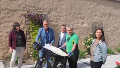 Bild: ws
Rund um Tirschenreuth gibt es viele schöne Radtouren. Drei davon hat die Tourist-Info in eine neue Karte aufnehmen lassen. An sechs Terminen werden geführte Radtouren durchgeführt. Petra Römer (Tourist-Info), Bürgermeister Franz Stahl, Dr. Maximilian Schön (Stadtmarketing), Radwanderführer Gerd Richter und die Leiterin der Tourist-Info, Stefanie Süß, (von links) stellten das neue Angebot vor.
