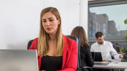 Bild: Christin Klose/dpa
Irgendwie doch nicht so prickelnd hier: Nach dem Jobwechsel sollten sich Beschäftigte aber erstmal etwas Zeit zur Eingewöhnung geben.