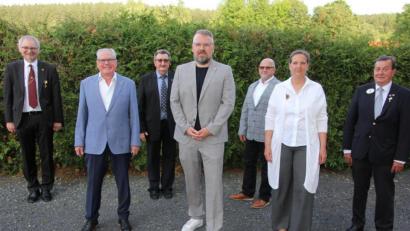 Bild: kro
Das Vorstandsteam des Lionsclub Tirschenreuth (von links) Sekretär Peter Beer, Zweiter Vizepräsident Albert Saller, Pastpräsident Dr. Hans-Jürgen Jokiel, Präsident Volker Höcht, Schatzmeister Ludwig Reber, Vizepräsidentin Heike Kunte und Governor Franz Göhl.