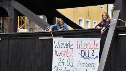 Bild: Petra Hartl
Aktivistinnen der Amberger Gruppe von Fridays for Future haben am Freitagnachmittag ein Banner an der Schiffbrücke aufgehängt: Ihr Aufruf zur Teilnahme am globalen Klimastreik am Freitag, 24. September.