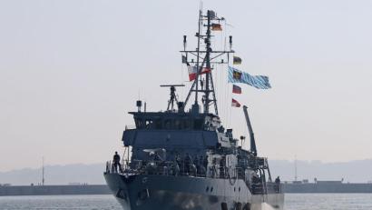 Bild: Björn Wilke/Bundeswehr
Mit einer wehenden bayerischen Flagge am Mast läuft der Minenjäger Sulzbach-Rosenberg nach zweimonatiger Operationszeit auf See wieder im Marinestützpunkt Kiel ein.