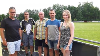 Bild: ak
Übungsleiterin Larissa Sollfrank, Spartenleiter Bernd Schroll, Platzwart Konrad Most, SV-Web-Master Thomas Reger und Zweiter Vorsitzender Christian König (von rechts) bilden das neue Führungsteam der Tennissparte.