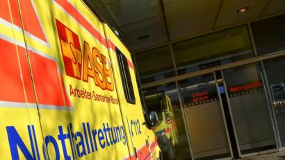 Symbolbild: Jens Kalaene/dpa
Ein Rettungswagen steht vor der Rettungsstelle eines Klinikums.