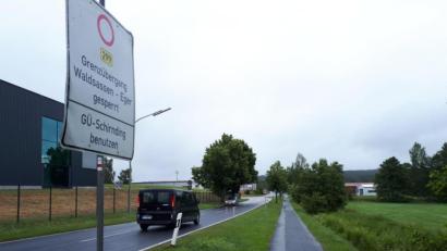 Bild: pz
Am Freitag waren die Hinweise auf die Sperrung des Grenzübergangs (im Bild an der Egerer Straße in Waldsassen) noch von der Fahrbahn weggedreht.