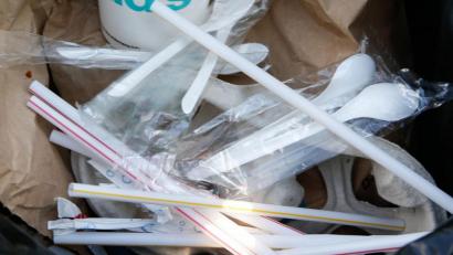 Symbolbild: Gerald Matzka/dpa
Pro Stunde werden nach Angaben des Umweltministeriums in Deutschland rund 320.000 Einwegbecher für Kaffee und Co. verbraucht.