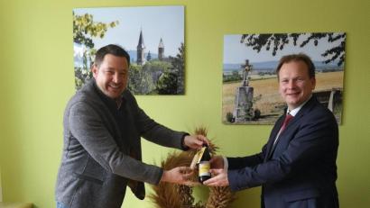 Bild: ak
Die erste Flasche der Sorte „Urwis Hell“ überreichte Bierbrauer Steffen Waris an Bürgermeister Christian Porsch (von links).