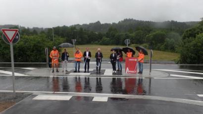 Bild: br
Das blau-weiße Band ist durchschnitten, symbolisch für Freigabe der Querungshilfe. Unser Bild zeigt (von links) Polier Florian Müller, Baudirektor Gerhard Kederer, Stefan Eulefeld, Leitenden Baudirektor Tobias Bäumler, Bürgermeister Peter König, Katrin Bayer als stellvertretende Bauamtsleiterin der Verwaltungsgemeinschaft (VG) Neusorg, Diplomingenieur Harald Götz, Stefan Kreutzer und Bauleiter Tobias Müller.