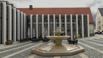 Archivbild: tr
Die Veränderungen in der Stadt Waldsassen (im Bild das klösterliche Gästehaus St. Joseph) mit Unterstützung der Städtebauförderung hat das Staatsministerium für Wohnen, Bau und Verkehr mit einer Anerkennung gewürdigt.