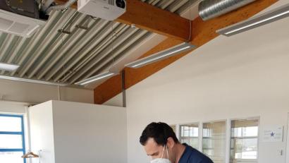 Bild: Markus Block/exb 
Mitarbeiterin Sabine Wittmann bekommt von Betriebsarzt Dr. Manuel Krämer über EMZ-Hanauer ihre erste Dosis Biontech.