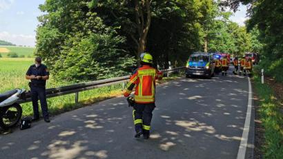 Bild: mde
Ein Motorradfahrer stürzte am Samstag zwischen Kuchenreuth und Löschwitz. Der junge Mann erlitt dabei leichtere Verletzungen, die Ortsverbindungsstraße war etwa eine halbe Stunde gesperrt.