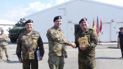 Bild: Norbert Bücherl
Oberstleutnant d.Res. Norbert Bücherl (rechts) überreicht zusammen mit dem US-Beauftragten, Stabsfeldwebel d.Res. Gerhard Lindthaler, das Reservistenbrett der RK Freihung an den scheidenden Kompaniefeldwebel, First Sergeant Sean Conley (Mitte).