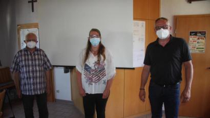 Bild: wro
Bürgermeister Hubert Kraus bedankte sich bei Sandra Pinzer und Johann Spörrer (von rechts) für Organisation und Durchführung des ersten Seniorennachmittags nach dem coronabedingten Lockdown.