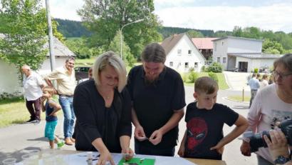 Bild: jsa
Auch Leo Mühlhofers Eltern Maria Rieger und Andreas Mühlhofer sowie sein größerer Bruder Ben versuchten sich an dem Puzzle.