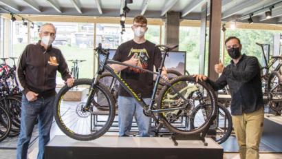 Bild: Michael Birkhan/exb
Willi Merkl, Vorsitzender der DJK-Neustadt-Basketballer (links), und Ludwig Fritsch (rechts) freuen sich über die Spende des gewonnenen Rades durch Oliver Roy an den Basketball-Verein.