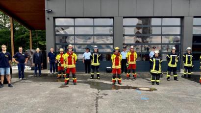 Bild: bey
Eine Gruppe der Parkstein Feuerwehr hat die 28. Leistungsprüfung Technische Hilfeleistung erfolgreich abgeschlossen. Darüber freuten sich Kommandant Stefan Bäumler, Vorsitzender und Ausbilder Hans Wittmann, Zweiter Bürgermeister Josef Langgärtner (von links) sowie Kreisbrandinspektor Martin List (hintere Reihe, links) mit seinem Team.