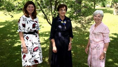 Bild: usc
Anna Preuß (Mitte) aus Elbart führt für ein Jahr den Inner Wheel Club Weiden. Ihr gratulieren ihre Amtsvorgängerin Angela Baumann (rechts) und die neue Vizepräsidentin Iris-Angela Müller (links).