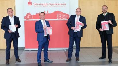 Bild: Vereinigte Sparkassen
Zufrieden mit der Jahresbilanz zeigen sich (von links) Verwaltungsratsvorsitzender Joachim Neuß,
Vorstandsvorsitzender Gerhard Hösl, Vorstandsmitglied Johann Zach und Landrat Andreas Meier.