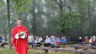 Bild: ads
Vor den Fußwallfahrern aus Schnaittenbach zelebriert Pfarrer Josef Irlbacher auf de Mariahilfberg einen Gottesdienst.