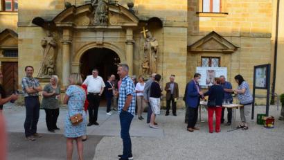 Bild: Eva Gröninger/exb
Ein Stehempfang für alle Jubelpaare schließt sich an den Gottesdienst zum Ehejubiläums-Tag der Pfarrei Ensdorf an.