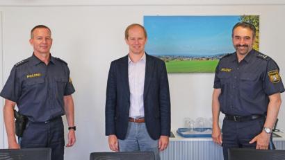 Bild: twi
Von rechts: Leiter der Polizeiinspektion Nabburg Erster Polizeihauptkommissar Günther Vierl, Bürgermeister Konrad Kiener und Stellvertreter Polizeihauptkommissar Stefan Weinberger beim Sicherheitsgespräch im Rathaus