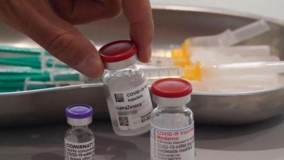 Symbolbild: Marcus Brandt
Der Impfstoff von Biontech steht neben dem Impfstoff Moderna, das Fläschen von Astrazeneca soll bei der Zweitimpfung eher nicht mehr zum Einsatz kommen.