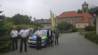 Bild: Klaus Richter/exb
Der Flossenbürger Dorf-Gendarm Peter Friedl (Dritter von rechts) wird von der Gemeindeverwaltung mit Bürgermeister Thomas Meiler (Zweiter von rechts) und Kollegen der Polizeiinspektion Neustadt/WN mit deren Leiter Hermann Weiß (Zweiter von links) in den Ruhestand verabschiedet.