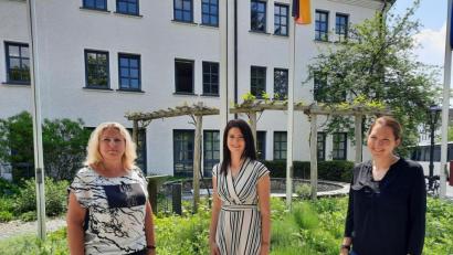 Bild: Landratsamt Wunsiedel/exb
Vorfreude auf die Familienstützpunkte: Im Bild von links Sandra Wurzel (Leitung Kreisjugendamt), Sarah-Alena Thoma und Birgit Planner (Mitarbeiterinnen der Koordinierungsstelle Familienbildung im Landkreis Wunsiedel).